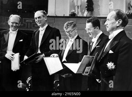 I cinque vincitori del premio Nobel esaminano i loro diplomi dopo una cerimonia scintillante alla presenza del re Gustavo e della principessa Margaretha e Birgitta , LtoR Williard Libby , del professor Peter Medawar , di Sir Frank Macfarlane Burnet , di Donald Glaser e del poeta francese diplomatico Saint-John perse , Stoccolma , Svezia . 10 dicembre 1960 Foto Stock