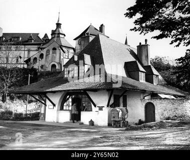 Ufficio postale di Caldey Island . Si tratta dell'edificio dell'ufficio postale sull'Isola di Caldey, dove il Monastero ospita i Monaci Cistercensi. L'isola non ha un cavo per la terraferma - e' installato un radio - telefono. 11 ottobre 1954 Foto Stock