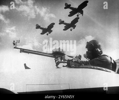 I combattenti della RAF fanno le prove a Northolt per l'Empire Air Day. I piloti di caccia e bombardieri della Royal Air Force hanno provato a Northolt la mostra di volo che daranno alla stazione l' Empire Air Day - 29 maggio 1937 - quando l' aeroporto , in comune con altre 52 unità della RAF , sarà aperto per l' ispezione pubblica . Spettacoli fotografici: Aerei della RAF Gloster Gauntlet che volano sopra un mitragliere in un Hawker Demon del No 23 (F) Squadron a Northolt . 24 maggio 1937 Foto Stock