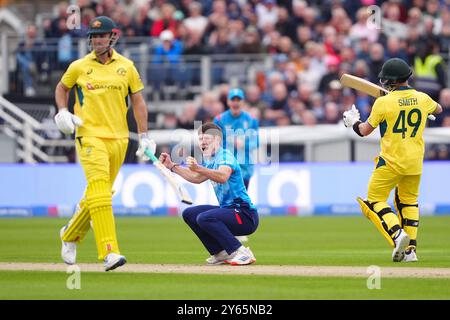 L'inglese Matthew Potts (centro) celebra il wicket dell'australiano Steven Smith, prima che una recensione ribalti la decisione durante la terza partita internazionale di un giorno al Seat Unique Riverside, Chester-le-Street, County Durham. Data foto: Martedì 24 settembre 2024. Foto Stock