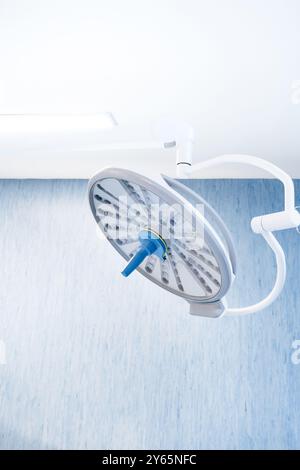 Una visione dettagliata di una lampada chirurgica contemporanea in un ambiente ospedaliero sterile, che sottolinea la pulizia e la moderna tecnologia medica Foto Stock