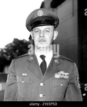 Maestro Sargeant Marcus Marymont, 38 anni, della United States Air Force, nella foto della base USAF di Denham, Buckinghamshire, quando il consulente ha presentato verbalmente il mandato di appello di Marymont davanti al suo staff Advocate del quartier generale della Third Air Force. Questo è stato il primo passo della procedura in tre parti del ricorso contro condanna del Maestro Sargeant. Lo scorso dicembre è stato condannato alla corte marziale dell' USAF all' ergastolo per l' omicidio di sua moglie con l' accusa di avvelenamento da arsenico . 6 giugno 1959 Foto Stock