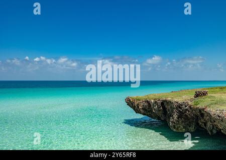 Le splendide acque turchesi incontrano una costa rocciosa a Varadero, Cuba, sotto un cielo azzurro, il mare limpido crea un tranquillo paesaggio tropicale, perfetto Foto Stock