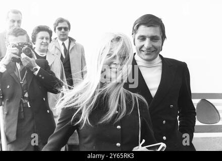 Brigitte Bardot con suo marito il milionario tedesco Gunther Sachs all'aeroporto di Roma . 5 aprile 1967 Foto Stock