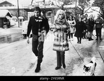 Brigitte Bardot e suo marito Gunther Sachs sono visti camminare il loro cane per le strade di Gstaad, Svizzera, 2 gennaio 1967 Foto Stock