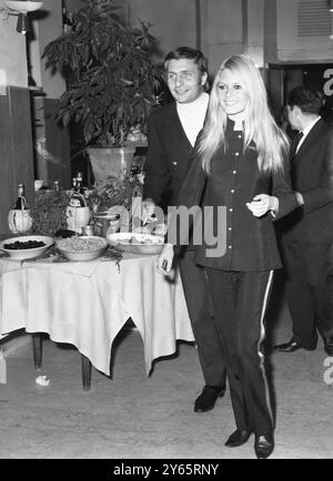 Brigitte Bardot e suo marito Gunther Sachs a Roma il 5 aprile 1967 Foto Stock