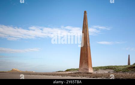 Guille Point Beacons, di torri di navigazione su Ross Sands, vicino al villaggio di Belford, Budle Bay, Northumberland. Foto Stock