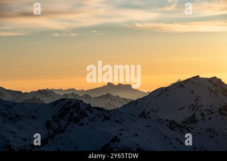 L'alba mozzafiato che illumina le cime di Bishorn, situato nelle Alpi Svizzere a 4000 metri di altitudine, è una splendida bellezza naturale catturata in un seren Foto Stock