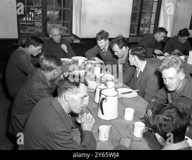 Il convento di San Francesco a Cerne Abbas , Dorset estende la sua ospitalità ai viandanti e dà una mano a chiunque ne abbia bisogno . A pranzo nel Refettorio, un fratello presiede su un tavolo di ospiti e viaggiatori. - 1948 Foto Stock