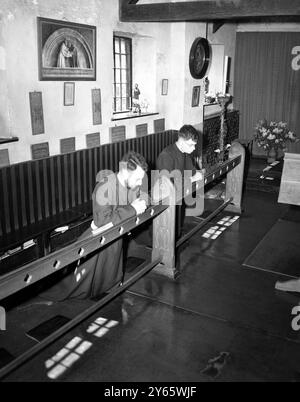 Frère Andrea e frate Beda pregano nella Cappella del convento di San Francesco a Cerne Abbas , Dorset . Il convento estende la sua ospitalità ai viandanti , fornisce lavoro a coloro che lo vogliono e dà una mano a chiunque ne abbia bisogno . - 1948 Foto Stock