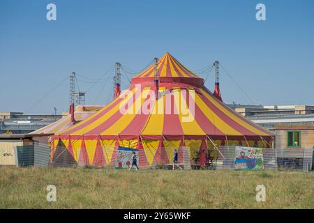 Zirkus Cabuwazi, Flughafen Tempelhof, Tempelhofer Feld, Tempelhof, Berlino, Deutschland *** Cabuwazi Circus, Tempelhof Airport, Tempelhofer Feld, Tempelhof, Berlino, Germania Foto Stock