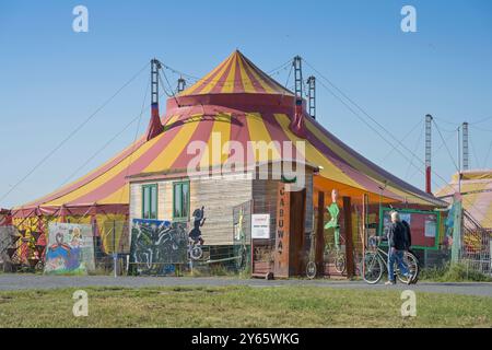 Zirkus Cabuwazi, Flughafen Tempelhof, Tempelhofer Feld, Tempelhof, Berlino, Deutschland *** Cabuwazi Circus, Tempelhof Airport, Tempelhofer Feld, Tempelhof, Berlino, Germania Foto Stock