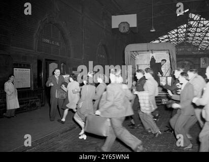 Il leader di una delle band swing più popolari della Gran Bretagna, Ted Heath , si prepara a farsi beffare dai suoi entusiasti fan al suo arrivo alla stazione di St Pancras , Londra . 1948 Foto Stock