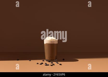 Un affogato rinfrescante con gelato alla vaniglia affogato in un caffè ricco, condito con panna montata. Foto Stock