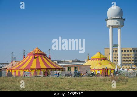 Zirkus Cabuwazi, Flughafen Tempelhof, Tempelhofer Feld, Tempelhof, Berlino, Deutschland *** Cabuwazi Circus, Tempelhof Airport, Tempelhofer Feld, Tempelhof, Berlino, Germania Foto Stock