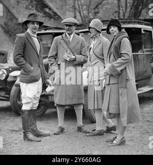 New College e Magdalen Point to Point inseguono Oddington . L' onorevole W W Astor , Lord Astor , Lady Anne Cavendish e Miss Phyllis Astor ( ha la lingua fuori ) . 1928 Foto Stock