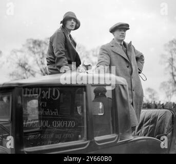 New College e Magdalen Point to Point inseguono Oddington . Miss Cecilia Elwes e Mr Elydr Willians . 1928 Foto Stock