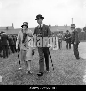 Al Derby insegue il signor John Drury Lowe e la signorina Gotts. 30 agosto 1927 Foto Stock