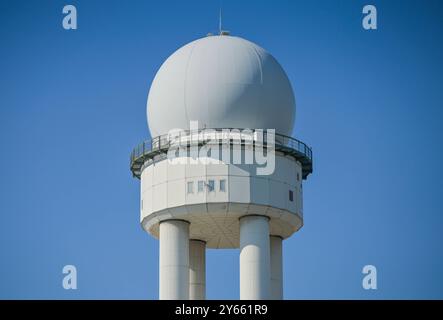 Radarturm, Flughafen Tempelhof, Tempelhof, Berlino, Deutschland *** radar tower, Tempelhof, Berlino, Germania Foto Stock