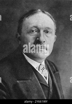 Il Premier francese che ha rilevato il portafoglio degli affari esteri : M . Viviani . Jean Raphaël Adrien René Viviani (Parigi, 8 novembre 1863 – Parigi, 7 settembre 1925) è stato un politico francese, primo ministro per il primo anno della prima guerra mondiale 1915 Foto Stock