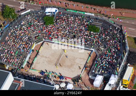 VEDUTA AEREA, FINALE MASCHILE, STADIO ALANDICA, PAF OPEN, MARIEHAMN, 2011: vista aerea dello stadio, della folla e dell'arena di Alandica durante la finale maschile nel centro di Mariehamn a Åland, Finlandia. Marcio Araujo (1) e Benjamin Insfran (2) del Brasile batterono Todd Rogers (1) e Phil Dalhausser (2) degli Stati Uniti il 21 agosto 2011. Fotografia: Rob Watkins. INFO: Tra il 2009-2013 il PAF Open Beach Volley è stato un torneo annuale che si è tenuto a Mariehamn, Åland, Finlandia. Ha attirato le migliori squadre e giocatori internazionali come parte del FIVB World Tour ufficiale, mostrando alto livello Foto Stock