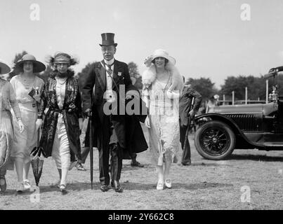 Alla regata di Ascot presso l'ippodromo di Ascot - visconte e viscontessa Farquharson . 22 giugno 1921 Foto Stock