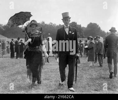 Alla gara di regata di Ascot all'ippodromo di Ascot - Sir Victor e Lady Warrender . 22 giugno 1921 Foto Stock