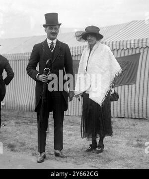 Al raduno reale di Ascot all'ippodromo di Ascot - il colonnello Walter Lambert e Lady Cholmondeley . 28 giugno 1921 Foto Stock