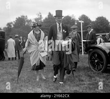 Alla riunione di regata di Ascot all'ippodromo di Ascot - Major e Mrs Larnach - Nevill . 22 giugno 1921 Foto Stock