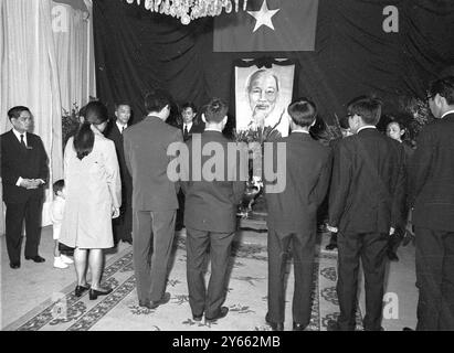 Parigi, Francia vietnamita che rende omaggio al presidente del Vietnam del Nord, ho chi Minh, morto il 3 settembre 1969 Foto Stock