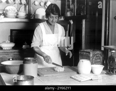 Between the Wars - Housing and Home - Bake your own bread Foto Stock