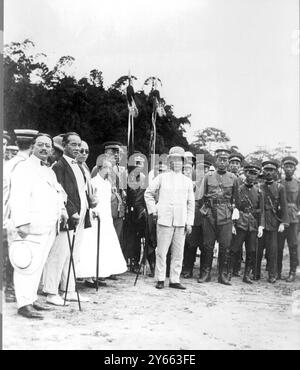 Sun Yat Sen il leader delle riforme cinesi che è stato dichiarato morto è molto vivo. Qui sta presentando le sue truppe con colori, a Canton. 12 agosto 1924 Foto Stock