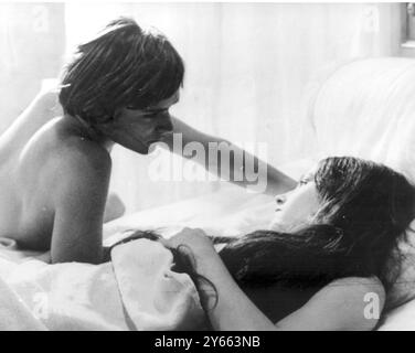 Le due giovani stelle di "Romeo e Giulietta" Leonard Whiting e Olivia Hussey in una delle scene d'amore. Il film è stato diretto da Franco Zeffirelli. 4 marzo 1968 Foto Stock