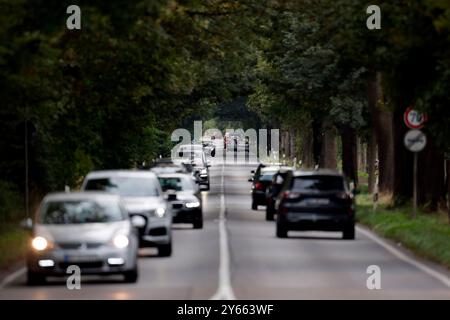 Autos fahren auf einer Landstraße bei Köln. für die Berechnung der Pendlerpauschale gilt seit dem 01. Januar 2022 ein Betrag von 0,30 Euro pro chilometro. AB dem 21. Chilometro dorato a Betrag von 0,38 euro. Themenbild, Symbolbild Köln, 24.09.2024 NRW Deutschland *** Auto che viaggiano su una strada di campagna vicino a Colonia dal 1 gennaio 2022, un importo di 0,30 euro per chilometro è stato utilizzato per calcolare l'indennità per pendolari dal 21° chilometro, un importo di 0,38 euro si applica immagine a tema, immagine simbolica Colonia, 24 09 2024 NRW Germania Copyright: XChristophxHardtx Foto Stock