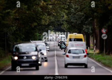 Autos fahren auf einer Landstraße bei Köln. für die Berechnung der Pendlerpauschale gilt seit dem 01. Januar 2022 ein Betrag von 0,30 Euro pro chilometro. AB dem 21. Chilometro dorato a Betrag von 0,38 euro. Themenbild, Symbolbild Köln, 24.09.2024 NRW Deutschland *** Auto che viaggiano su una strada di campagna vicino a Colonia dal 1 gennaio 2022, un importo di 0,30 euro per chilometro è stato utilizzato per calcolare l'indennità per pendolari dal 21° chilometro, un importo di 0,38 euro si applica immagine a tema, immagine simbolica Colonia, 24 09 2024 NRW Germania Copyright: XChristophxHardtx Foto Stock