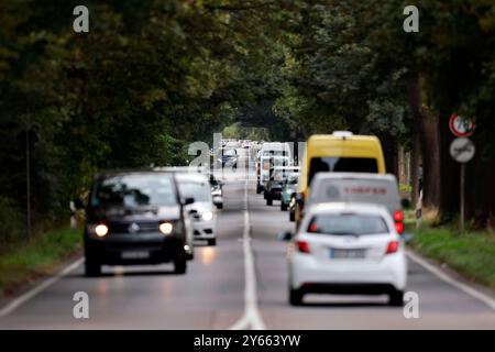Autos fahren auf einer Landstraße bei Köln. für die Berechnung der Pendlerpauschale gilt seit dem 01. Januar 2022 ein Betrag von 0,30 Euro pro chilometro. AB dem 21. Chilometro dorato a Betrag von 0,38 euro. Themenbild, Symbolbild Köln, 24.09.2024 NRW Deutschland *** Auto che viaggiano su una strada di campagna vicino a Colonia dal 1 gennaio 2022, un importo di 0,30 euro per chilometro è stato utilizzato per calcolare l'indennità per pendolari dal 21° chilometro, un importo di 0,38 euro si applica immagine a tema, immagine simbolica Colonia, 24 09 2024 NRW Germania Copyright: XChristophxHardtx Foto Stock