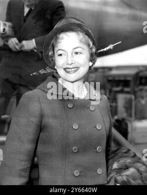 Fillm Star Olivia de Havilland arriva all'aeroporto di Londra dalla sua casa a Parigi per la prima del suo ultimo film The Proud Rebel. Settembre 1958 Foto Stock