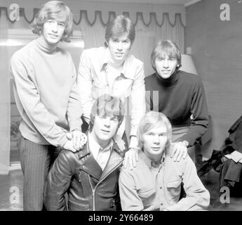 Tutti gli sforzi sono stati fatti per tenere insieme il gruppo pop ' Bee Gees'. Fila posteriore, Robin, Barry e Maurice Gibb e davanti Vince Melouney e Colin Peterson. 16 ottobre 1967 Foto Stock