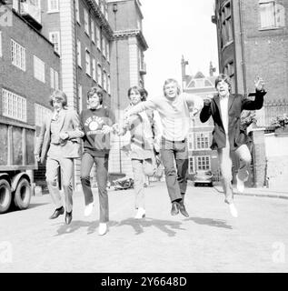 Il gruppo pop ' Bee Gees' visto a Londra, 9 agosto 1967. Da sinistra a destra, Robin Gibb, 17, Barry Gibb, 20, Maurice Gibb, 17, Colin Peterson, 19 e Vince Melouney, 22. Foto Stock