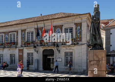 Facciata esterna del Municipio e Museo del Villaggio di Cascais in Piazza 5 ottobre con la statua del Re Dom Pedro I. Cascaes, Portogallo, Europa. Foto Stock