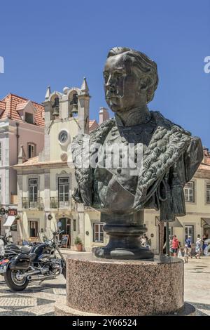 Busto del re Dom Pedro i sul lungomare Dom Luis i nella città di Cascaes (Cascais) con l'Antigos Pac do Concelho sullo sfondo, Portogallo. Foto Stock