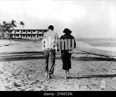 Frank Sinatra e la sua sposa Ava Gardner durante la loro luna di miele a Miami Beach in Florida dopo essersi rifiutati di posare per i fotografi, si sono sposati il giorno prima in un sobborgo di Filadelfia il 10 novembre 1951 Foto Stock