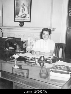 Presidente eletto del Congresso Indiano - 11 febbraio 1959 nuova Delhi , India : la signora Indira Gandhi sedeva alla Presidenza dopo aver preso il posto del capo del Congresso in pensione U.N. Dhebar, è la prima donna a prendere questa posizione dopo l'indipendenza. Foto Stock