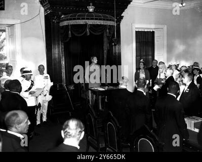 Il duca di Windsor con la duchessa che prestò giuramento nel consiglio legislativo Chambers Nassau le Bahamas nell'agosto 1940 Foto Stock