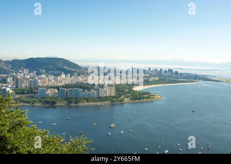 Rio de janeiro, Brasile. Vista aerea del quartiere Flamengo e della baia di Guanabara. Aeroporto Santos Dumont e ponte Rio Niterói. Foto Stock