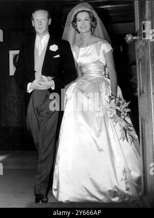 Robin Douglas Home e la sua sposa Sandra Paul mentre lasciano la chiesa di St James dopo il loro matrimonio. 9 luglio 1959 Foto Stock