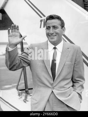 Il cantante americano Tony Bennett. Arrivo all'aeroporto Heathrow di Londra il 13 luglio 1955 Foto Stock