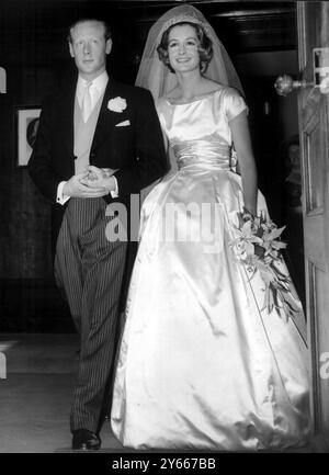 Mr Robin Douglas - Home e la sua sposa Sandra Paul lasciano la chiesa dopo la cerimonia di nozze. 9 luglio 1959 Foto Stock