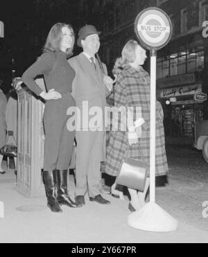 The Avengers, Patrick Macnee nel ruolo di John Steed e Diana Rigg nel ruolo di Emma Peel nella serie TV dicembre 1964 Foto Stock