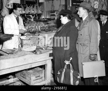 Smithfield Market , London - Rudolph in vendita a Smithfield - Reindeer Meat era oggi in vendita al grande pubblico al Smithfield Market come alternativa per aumentare il valore 8d di carne a persona o a settimana. Spettacoli fotografici: Donne acquirenti che acquistano carne di renna allo Smithfield Market di Londra. La carne migliore, o veleno, veniva venduta a quattro scellini alla sterlina. - 14 febbraio 1951 Foto Stock